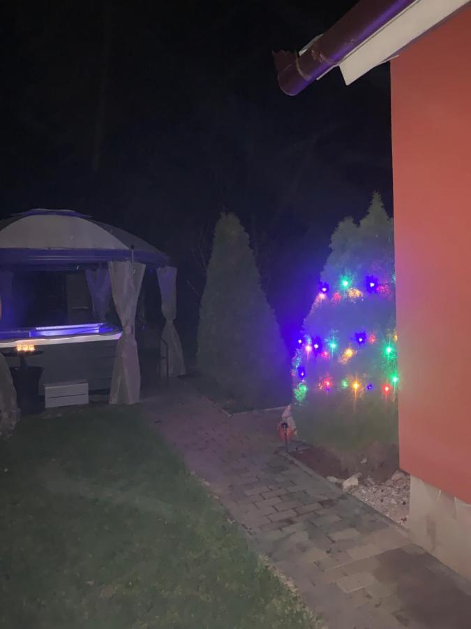 Gunarasi Villa Jacuzzival Dombóvár 外观 照片
