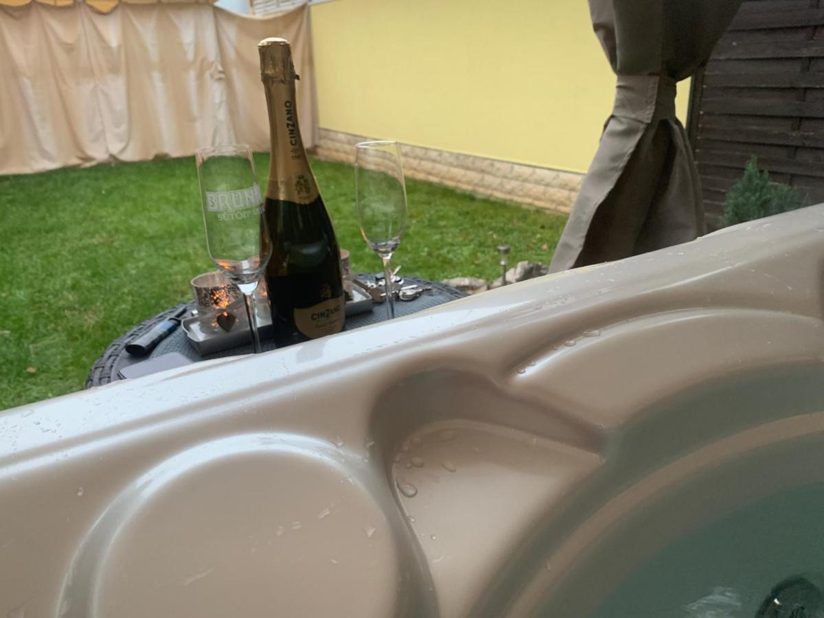 Gunarasi Villa Jacuzzival Dombóvár 外观 照片